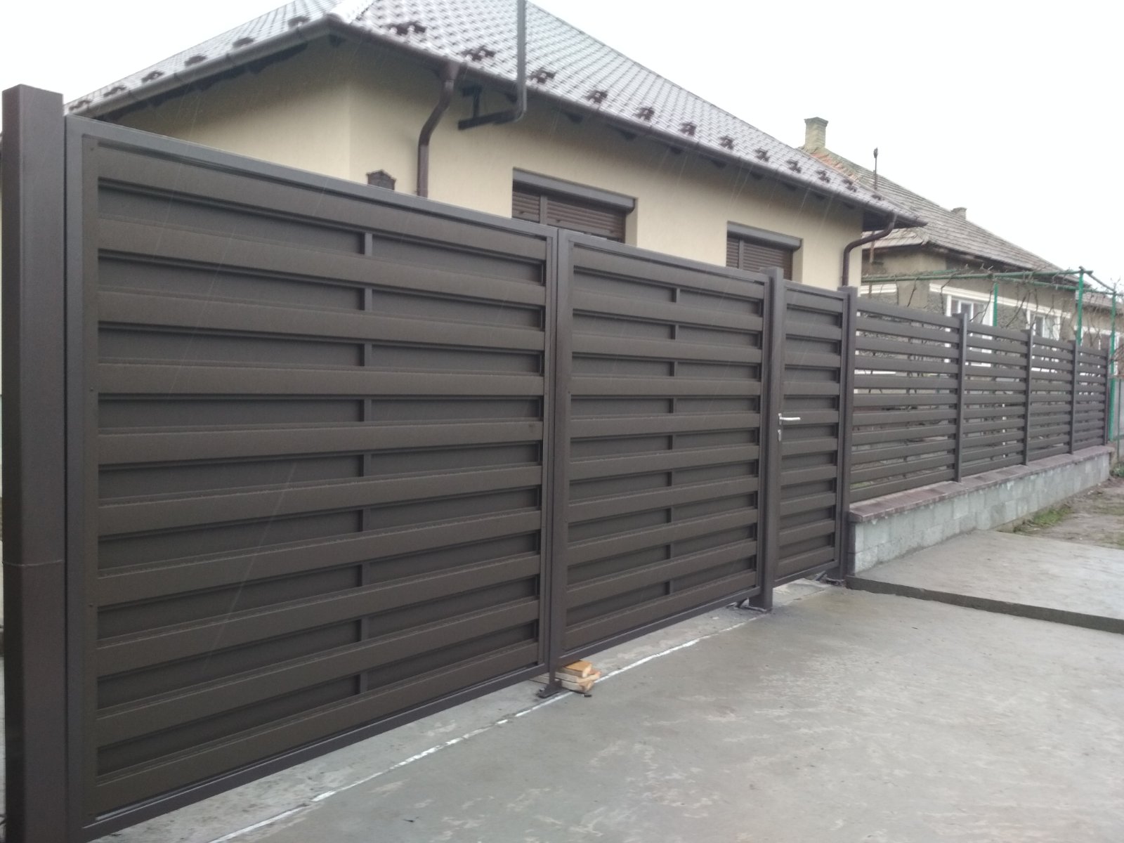 огорожа з металопрофілю фото