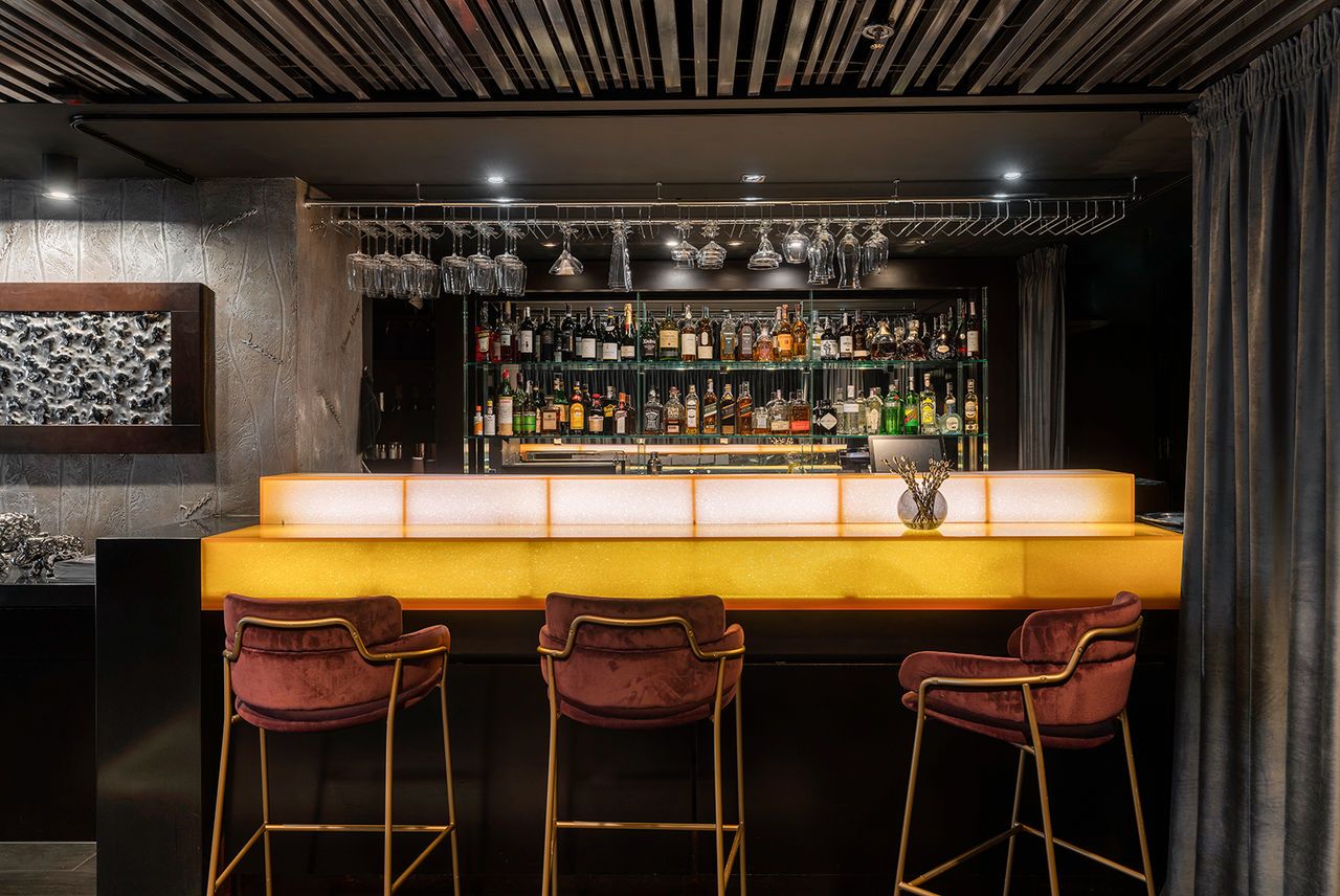 Стеля у бару