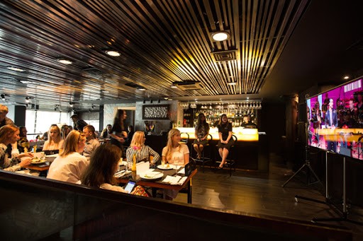 Стеля у кафе