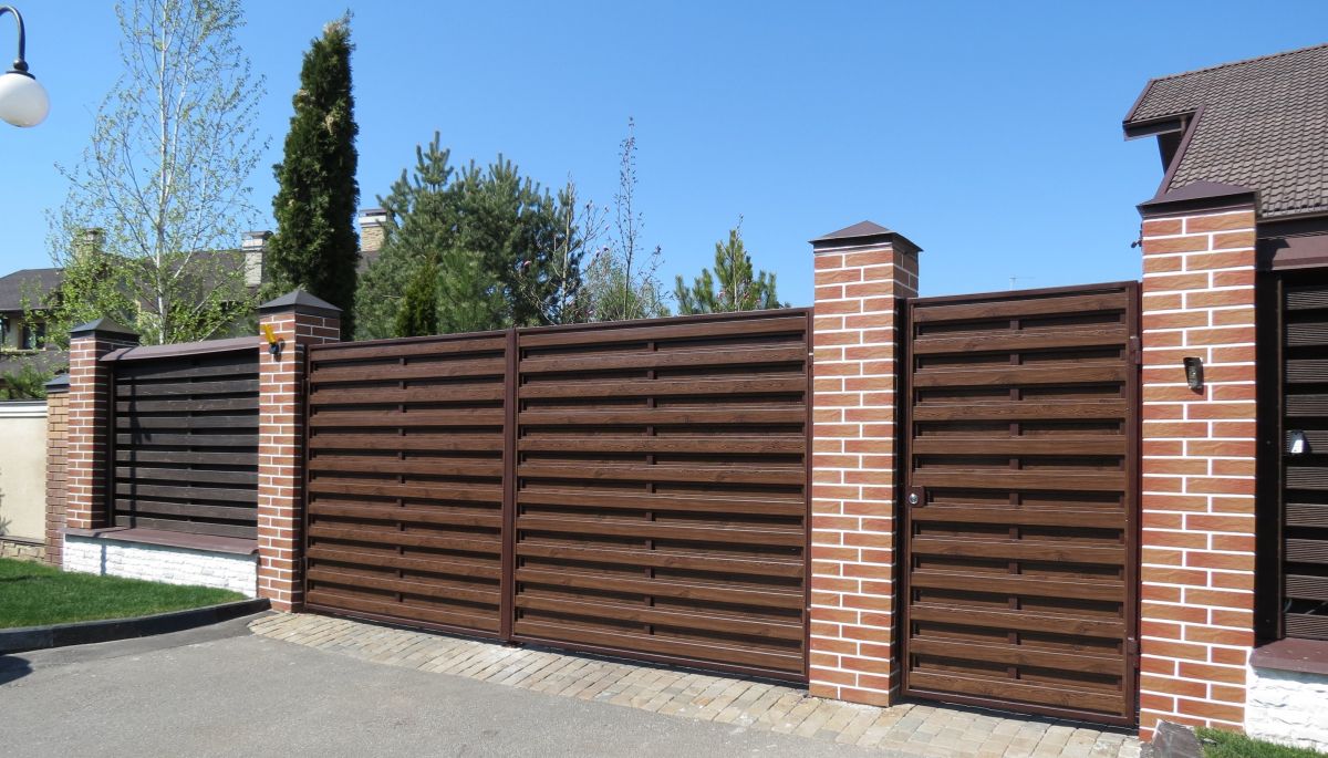 огорожа з металопрофілю фото